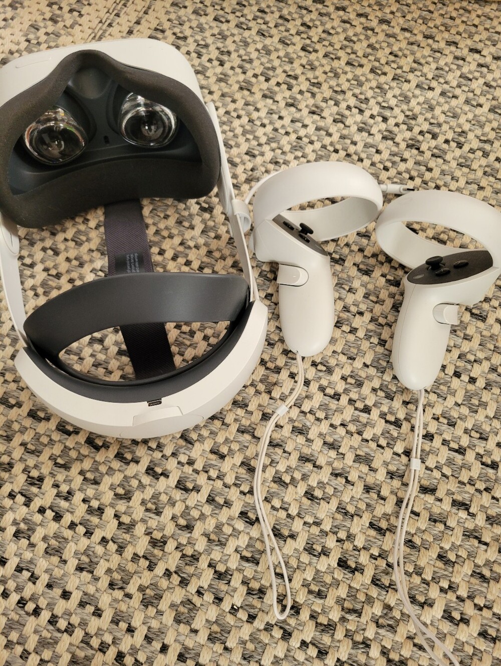 Quest 2 White VR Headset - Comfortable Immersive Headset With Controllers